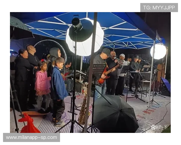 _观众热情高涨，现场气氛火爆！_，观众们热情高涨